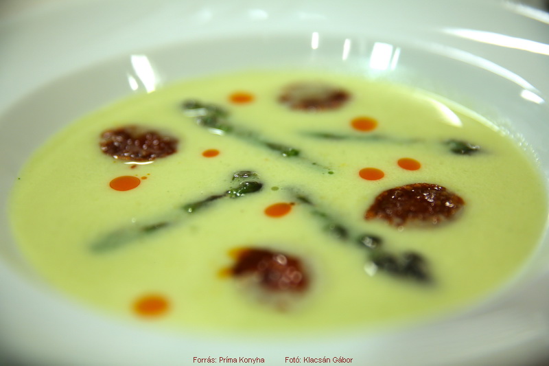 <!--:hu-->Zöldspárgaleves kolbászcsipsszel<!--:-->